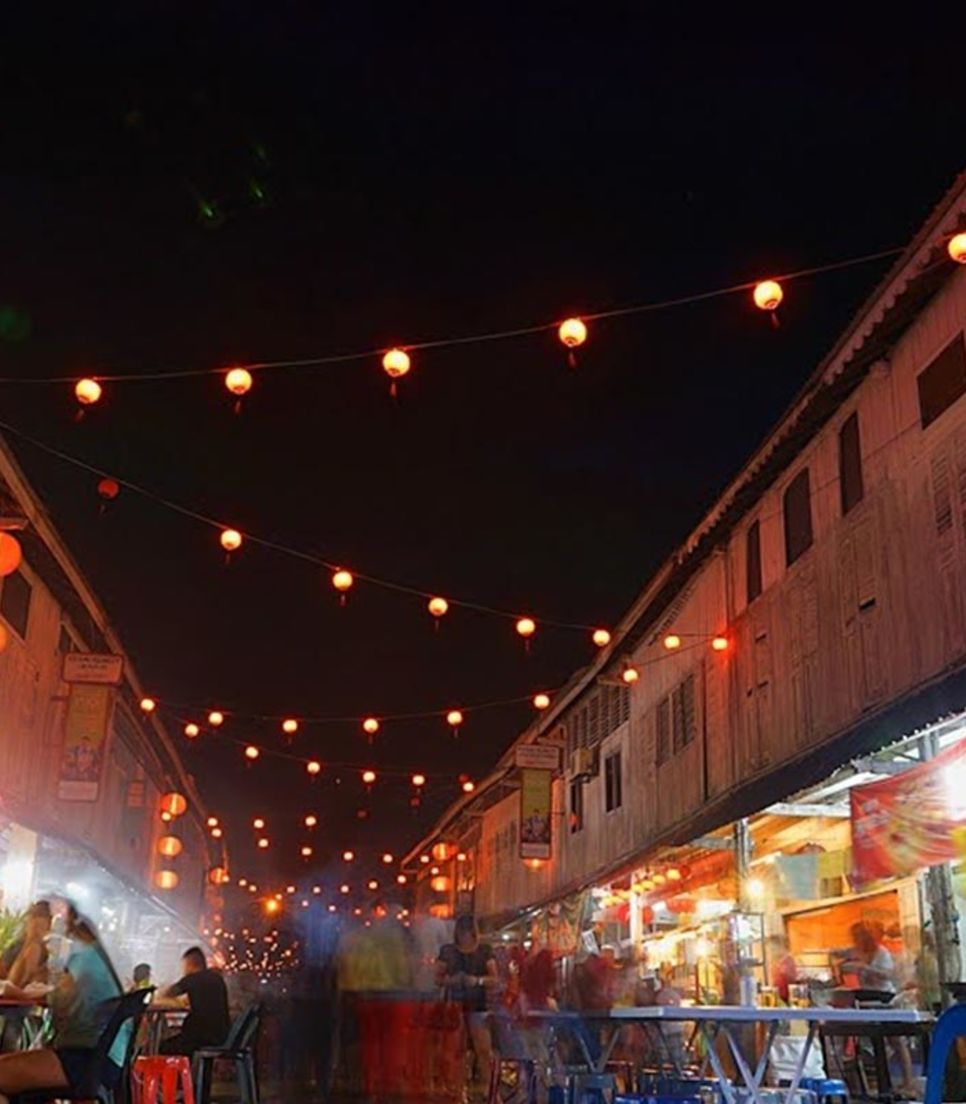 Indulge your senses in the charming town of Siniawan with its old-world charm, vintage shophouses and culinary delights.