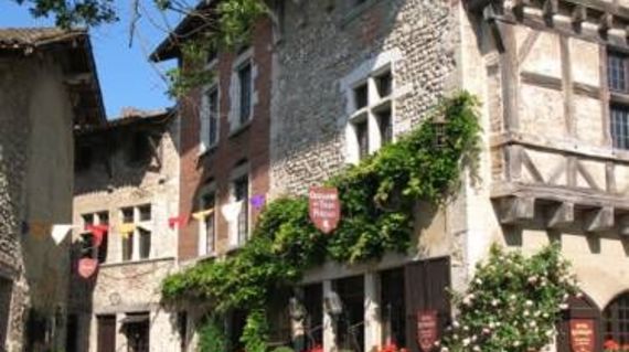 A 3-star property of character made of several beautiful old houses spread out in the village of Pérouges