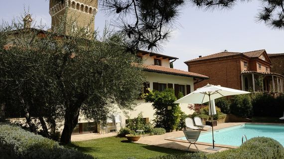 Just 5 minutes walk from the historic center of Pienza. Rooms are modern with a classic style and equipped with TV, private bathroom, free Wi-Fi and spa