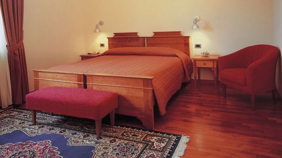 Just 5 minutes walk from the historic center of Pienza. Rooms are modern with a classic style and equipped with TV, private bathroom, free Wi-Fi and spa
