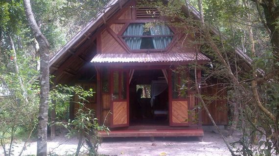Pleasant, bright and comfortable double and familiar bungalows located on a very beautiful setting on the lake Rasoa Be