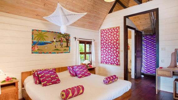 Nice bungalows in a lodge style, with a pool and beach in a beautiful bay. There is also a restaurant in an open building overlooking the sea