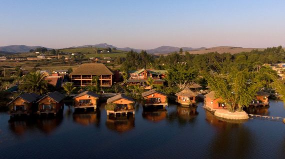 The hotel is beautifully situated on the shores of Lake Sahambavy, approximately in the middle of Madagascar, at the foot of a hill