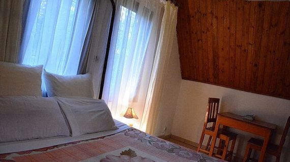 The hotel is situated on the hill of Manerinerina directly on Namorona river that flows through the National Park