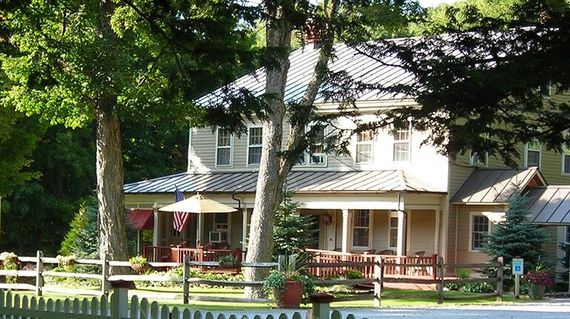 This quintessential Vermont country inn sits at the base of the Green Mountains across from a beautiful stream. Restaurant and cozy pub on site