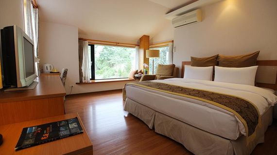 A serene bed and breakfast with fantastic views of the Liwu River