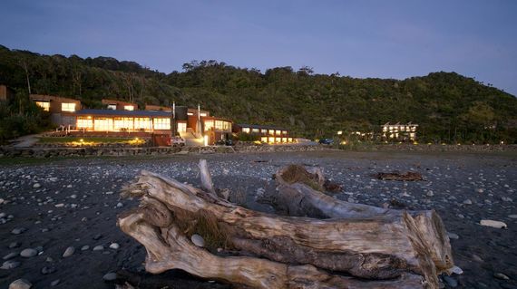 Beachfront accommodation with spacious modern rooms situated on New Zealand’s wild west coast 