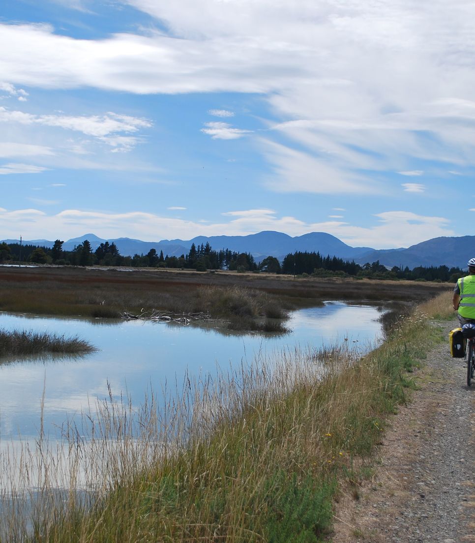 Discover the beautiful Tasman coast by bike