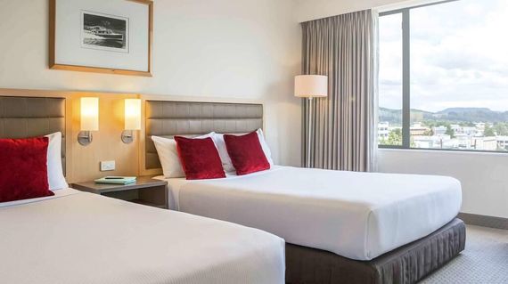 Situated on the picturesque shores of Lake Rotorua, the Novotel Rotorua Lakeside offers tranquil surroundings with sensational view