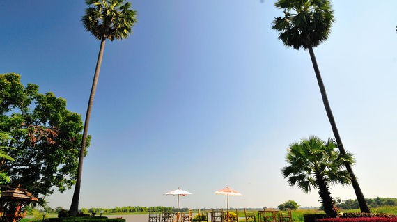 This hotel is located in a quiet area overlooking an extensive lake that stretches far beyond