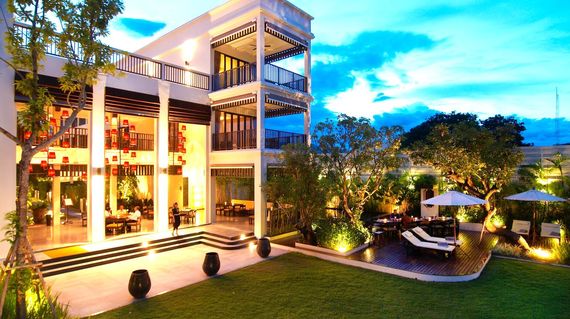 Aruntara Riverside Boutique Hotel is located in downtown Chiang Mai, explore the city by foot after days on the saddle or simply unwind in the hotel’s outdoor pool