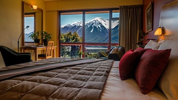 Situated in mountain beech forest, at the base of the Southern
Alps. Walk from your room into a natural paradise of tussock
clearings, moss-lined streams and superb scenery