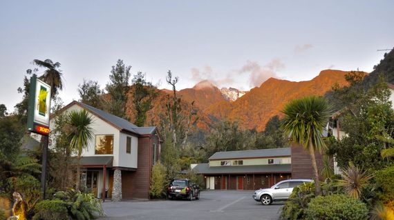 Stylish boutique accommodation in the heart of Franz Joseph Glacier village. Nestled in a lush native rainforest and is only a 5 minute walk to shops, cafes, and bars. 
