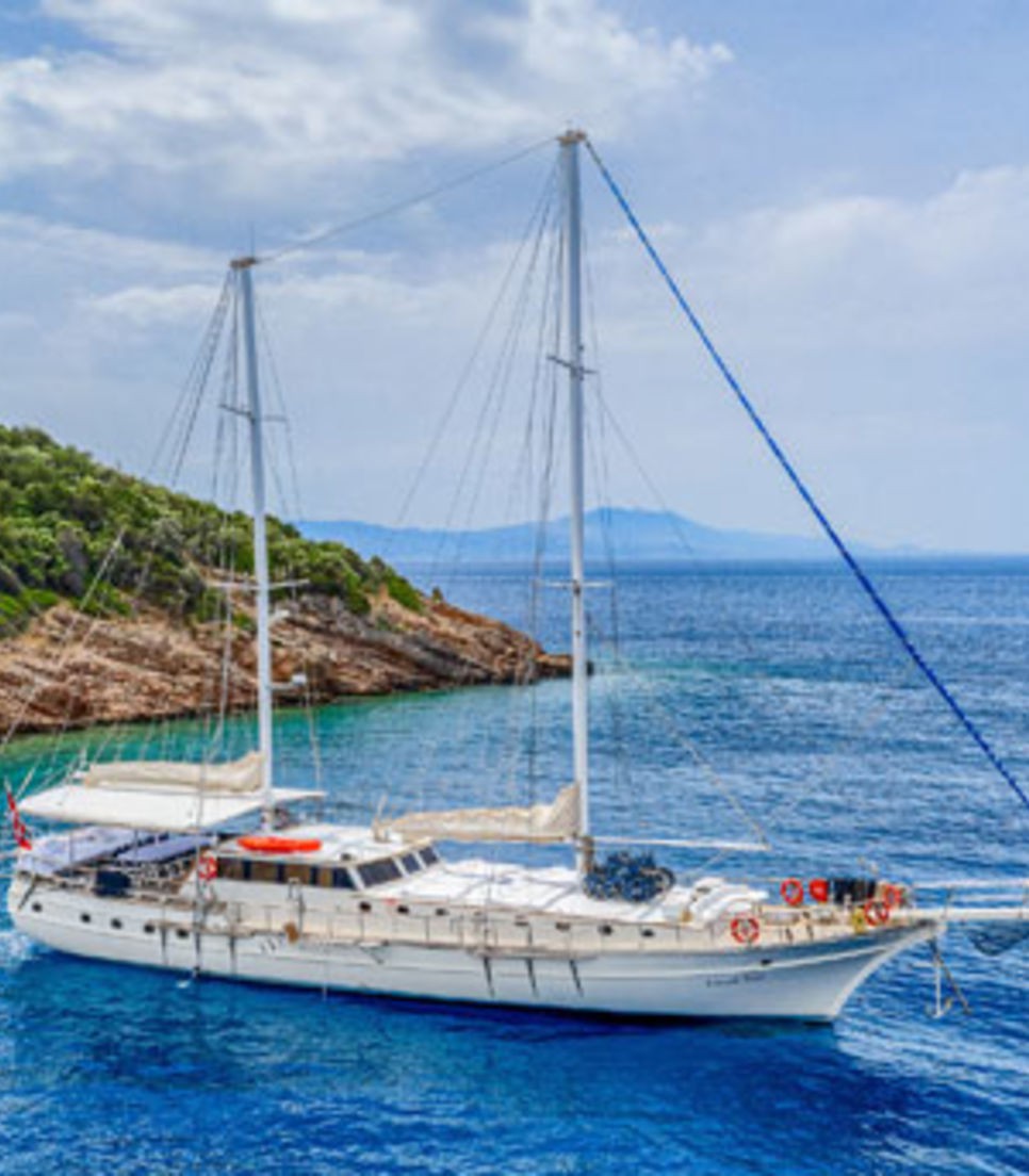 Spend the tour on this lovely ship and cruise the Greek islands
