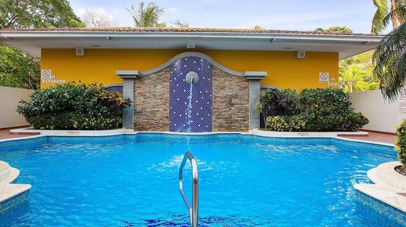 Spend your last few days on tour at this comfortable hotel with an outdoor pool