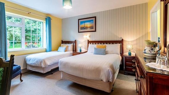 Comfortable and spacious ensuite rooms await you at this B&B in the colorful town of Sneem