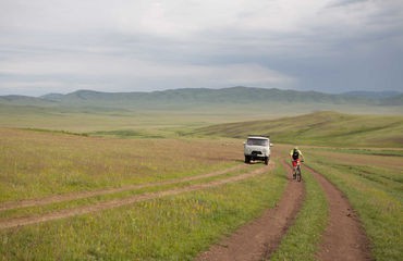 Biking with a support vehicle on tracks