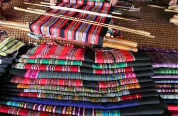 Lady with colorful weaves on table