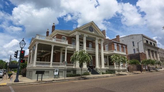 This historic mansion was originally built in 1840 by the grandson of Natchez’s first mayor and prides itself on its deep-rooted history and antebellum architecture