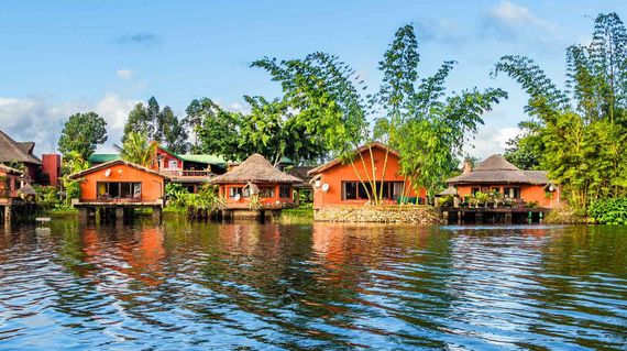 Charming accommodations next to the tea plantation and overlooking a tranquil lake