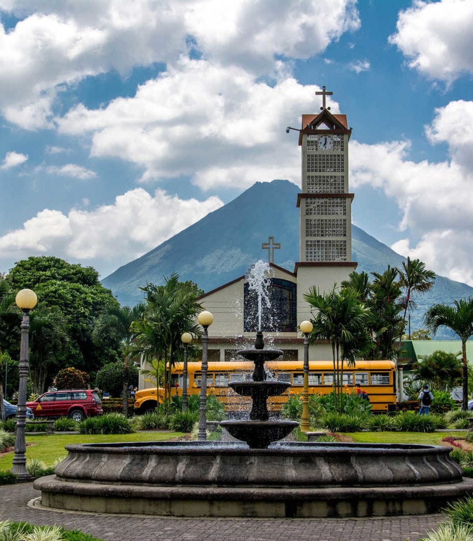Stay in and discover the picturesque town of La Fortuna, close to the dramatic Arenal volcano