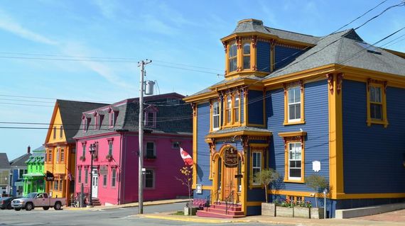 The Mariner King Inn, built in 1830, majestically stands in the heart of Old Town Lunenburg. This hotel is acclaimed for its mariner theme and striking Victorian architecture