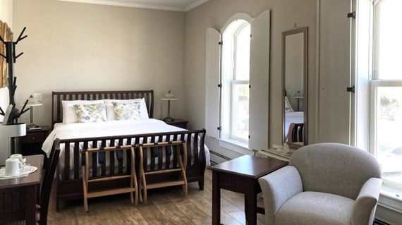 Spend two days at this comfortable accommodation with a spa, ideally located in the heart of historic Lunenburg.